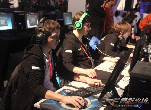 LNG赛前返图：选手们神情轻松 Zika Scout GALA面露笑容